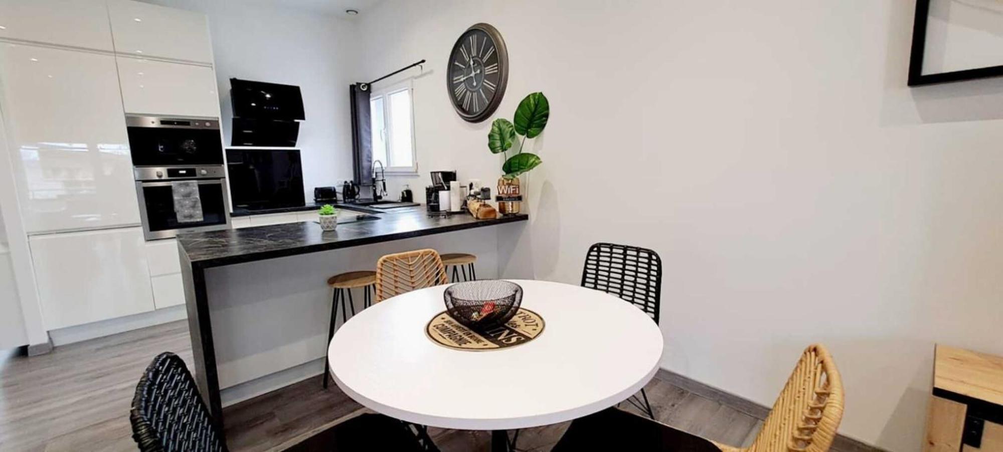 Black&white Home-by So'serenityhome-balcon-parking