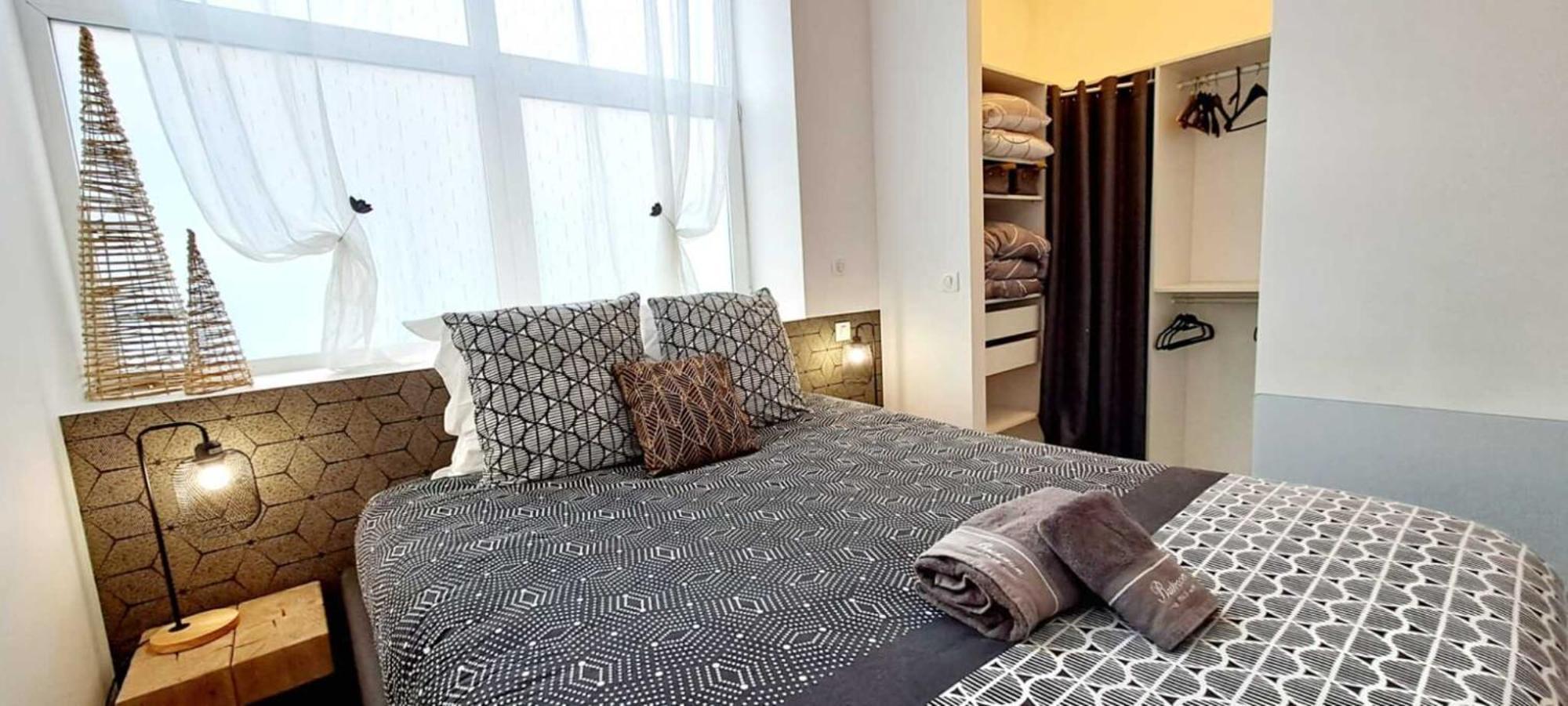 Black&white Home-by So'serenityhome-balcon-parking * Cluses