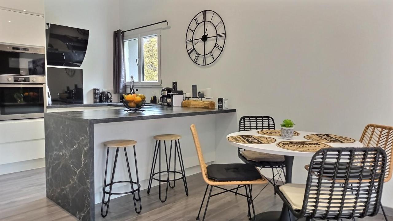 Black&white Home-by So'serenityhome-balcon-parking Cluses
